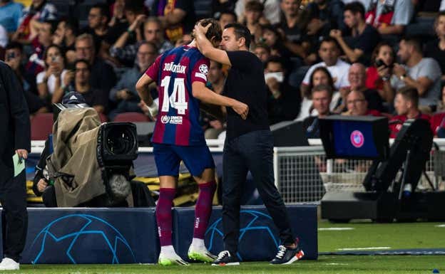 Xavi felicita a João Félix. EP