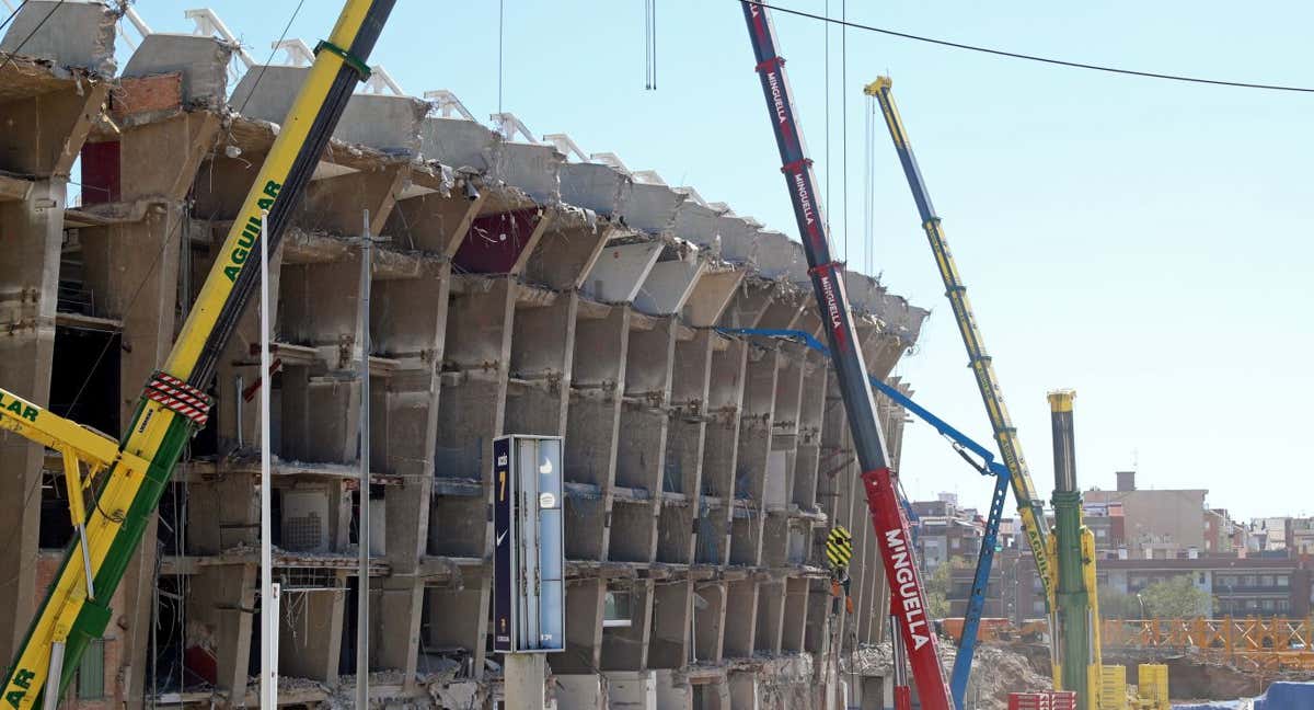 El Camp Nou ya ha perdido el tercer anillo./AFP