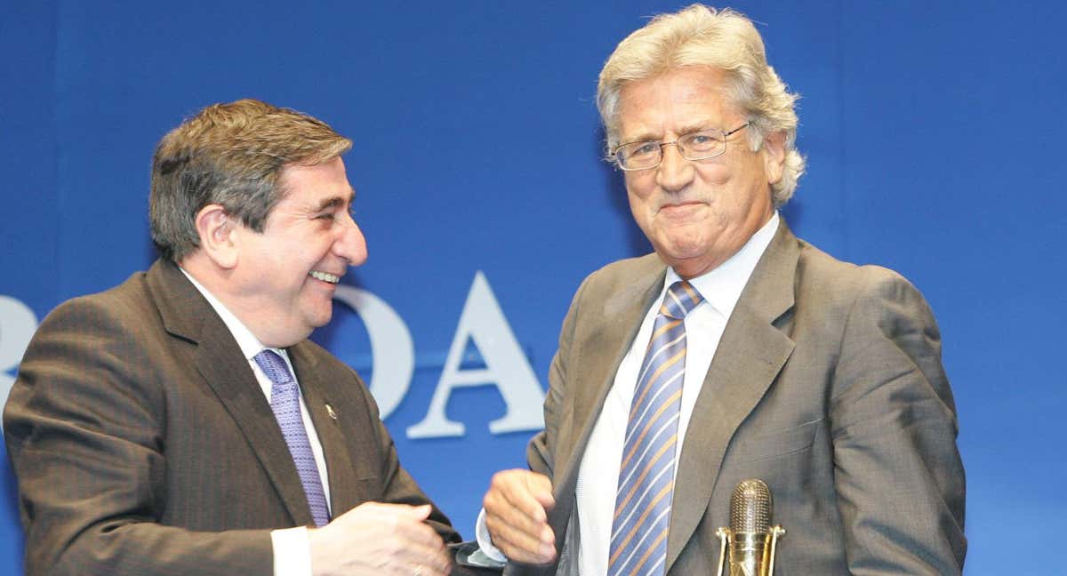 Augusto César Lendoiro entregando el premio Micrófono de Oro a Pepe Domingo Castaño en Ponferrada./