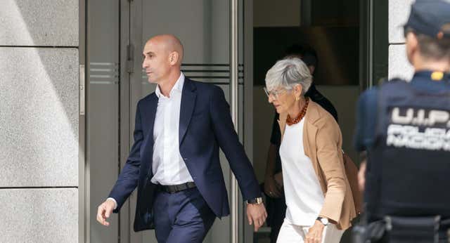La defensa de Luis Rubiales solicita al juez que cuatro empleados de la RFEF declaren como testigos