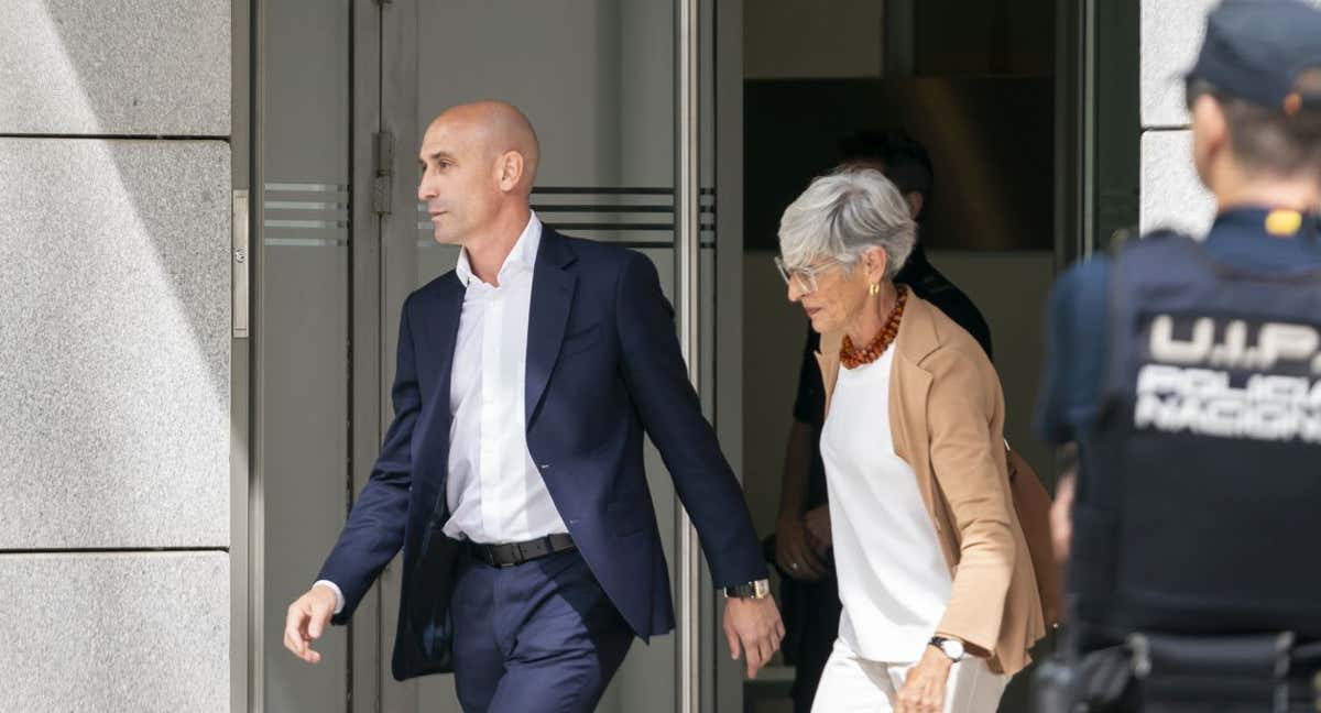 Luis Rubiales junto a su abogada Olga Tubau tras salir de declarar de la Audiencia Nacional.