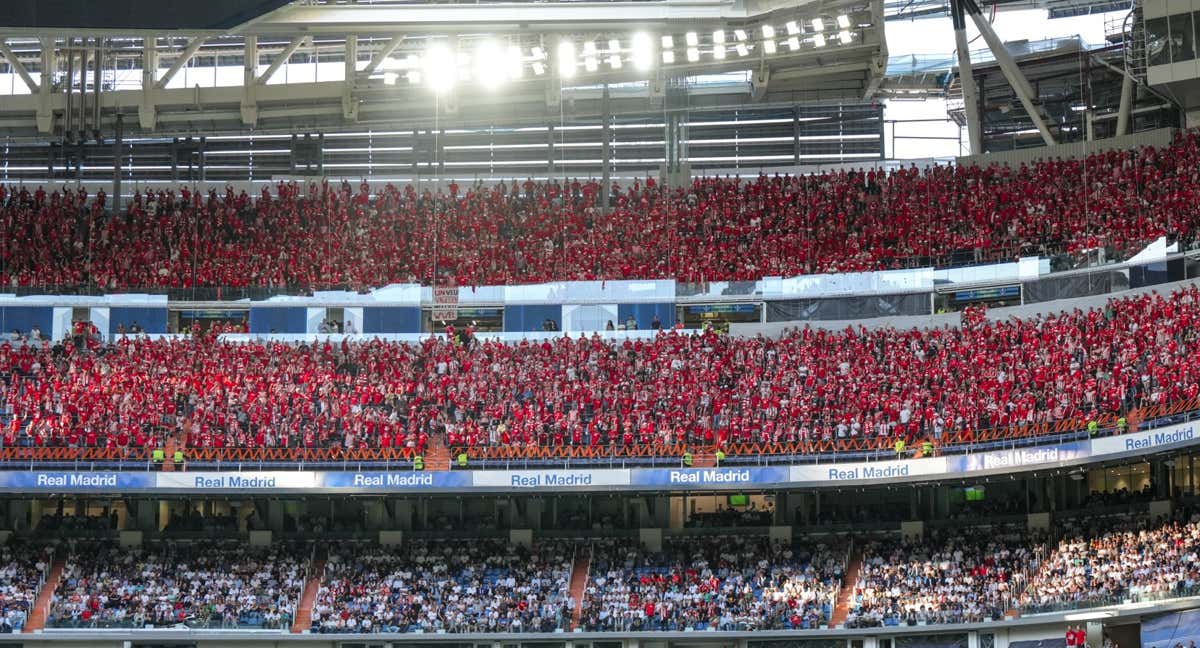 Los aficionados del Unión Berlín, en el Santiago Bernabéu./TWITTER: @fcunion