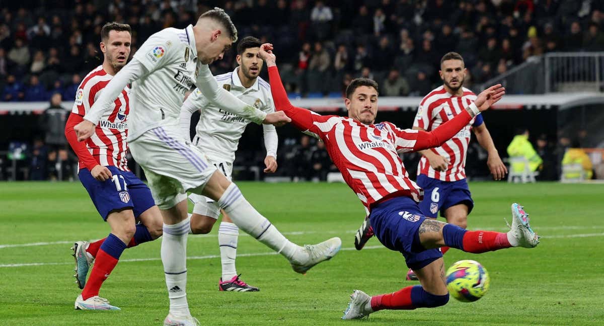 Giménez trata de taponar un tiro de Valverde en el último derbi, disputado en febrero. /REUTERS