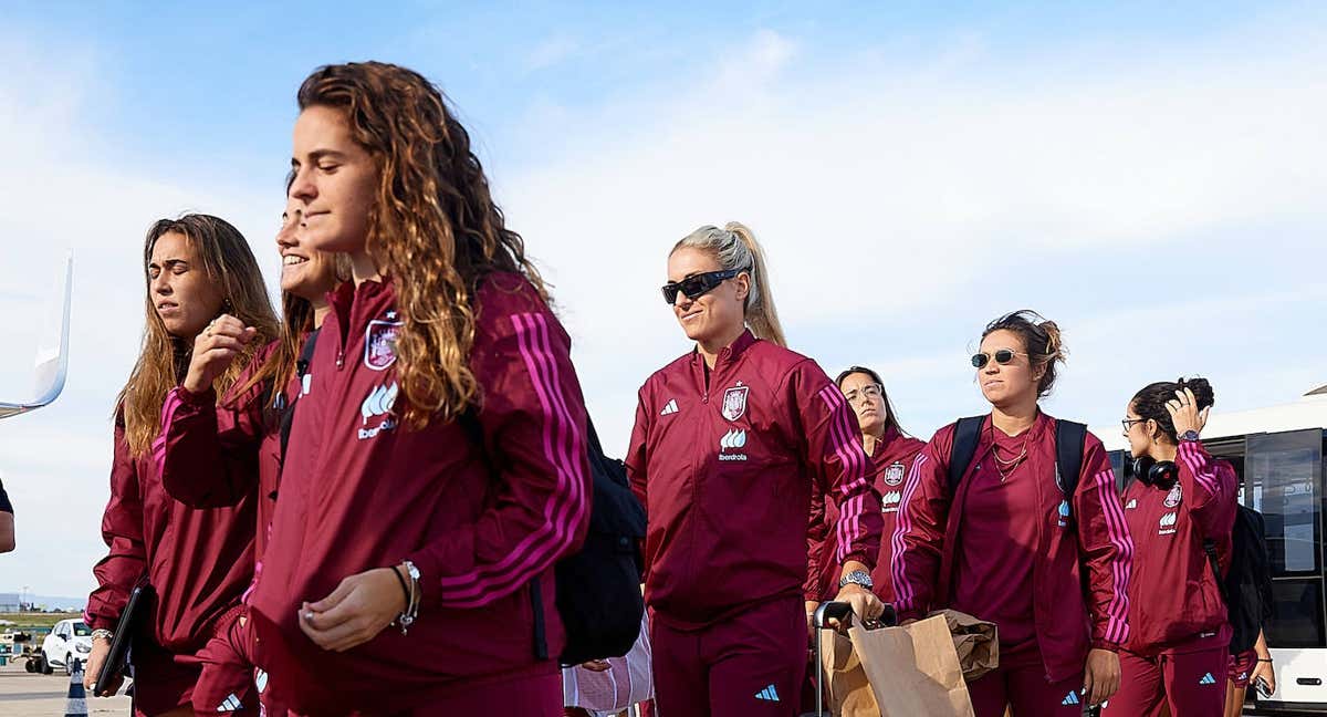 Las futbolistas de la Selección antes de subirse al avión rumbo a Suecia.