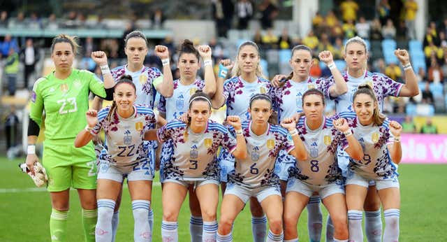 Las jugadoras alzan la voz con muñequeras con el ’10’ de Jenni Hermoso y un gran «se acabó«