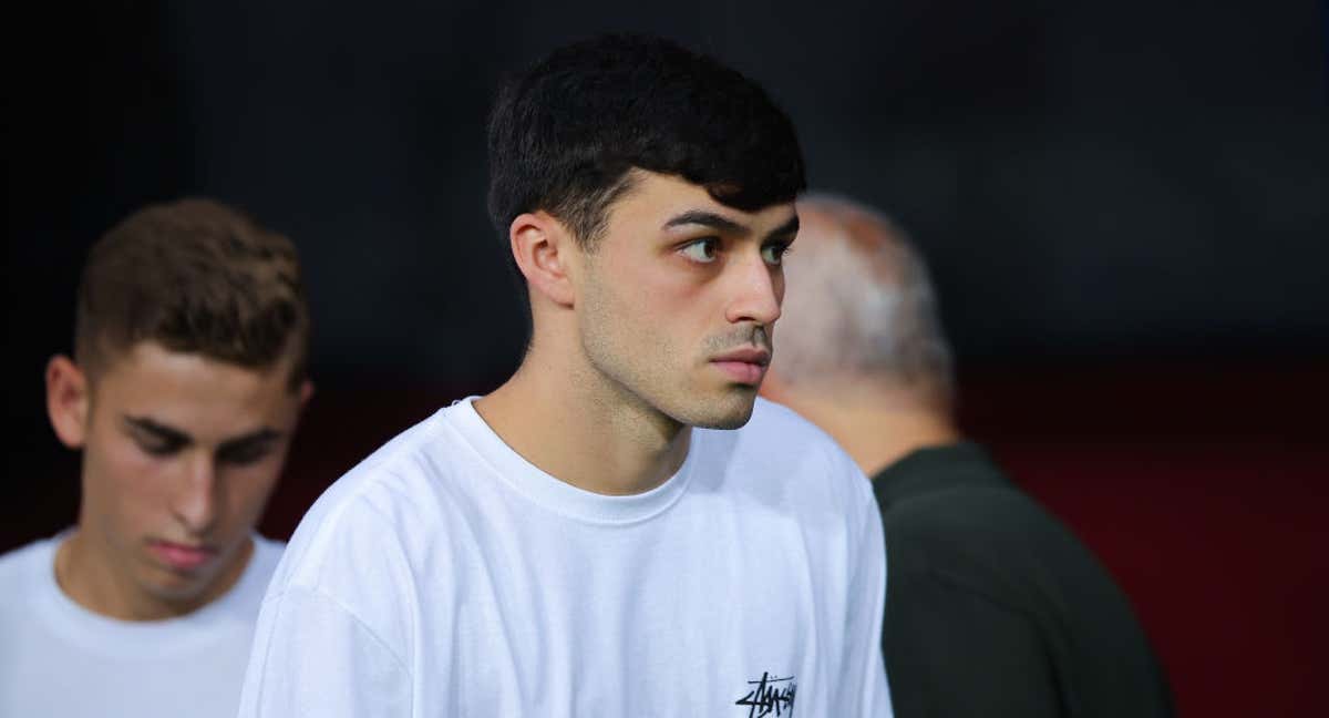 Pedri, acompañando a sus compañeros antes del partido contra el Betis./Getty Images