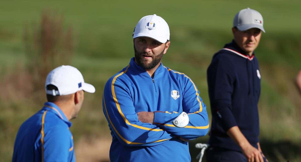 Jon Rahm charla con Sergio García durante la última Ryder Cup. /EFE