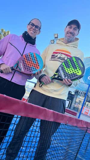 Amaya junto a Lucio Angulo en la pista.  RELEVO/ÁLVAR MADRID