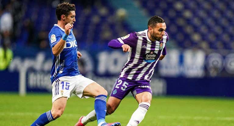 Anuar, con la camiseta blanquivioleta en el último partido entre ambos en el Carlos Tartiere.