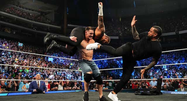 John Cena se queda sólo ante Bloodline