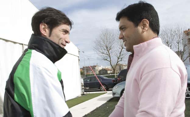 Marcelino saluda a Aly Syed, ex máximo accionista del Racing.  ROBERTO RUIZ.