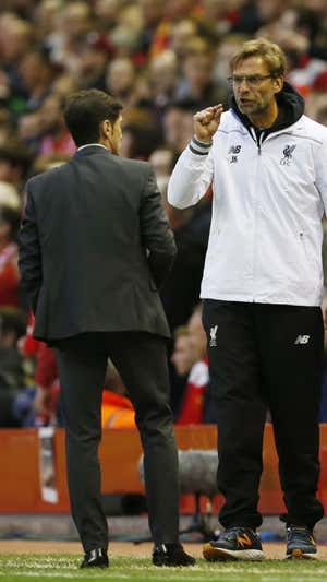 Marcelino discute con Klopp en un Liverpool-Villarreal.  REUTERS