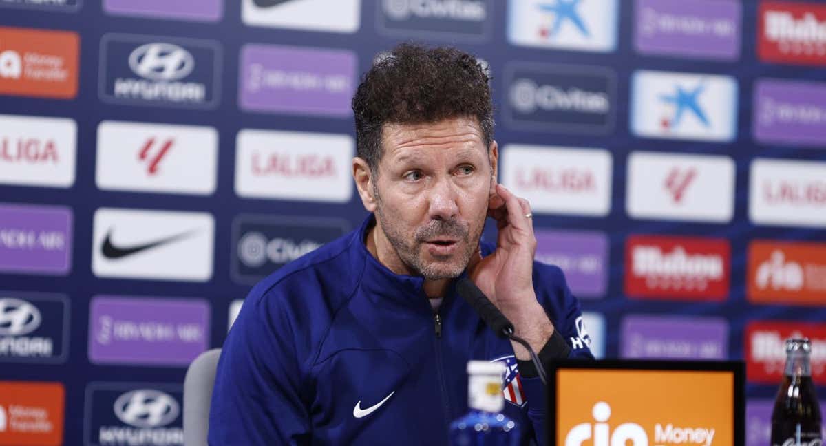 Diego Pablo Simeone atiende a los medios en la previa del derbi con el Real Madrid. /EFE