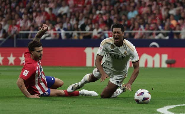 Mario Hermoso, en una de las primeras jugadas del partido ante Bellingham. AFP
