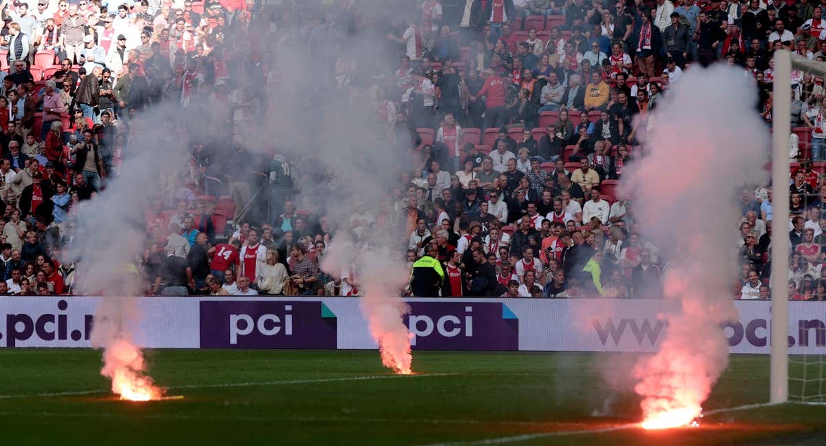 Bengalas en el césped del Johan Cruyff Stadium. /GETTY