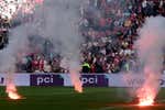El lanzamiento de botellas y bengalas fuerza la suspensión del clásico Ajax-Feyenoord