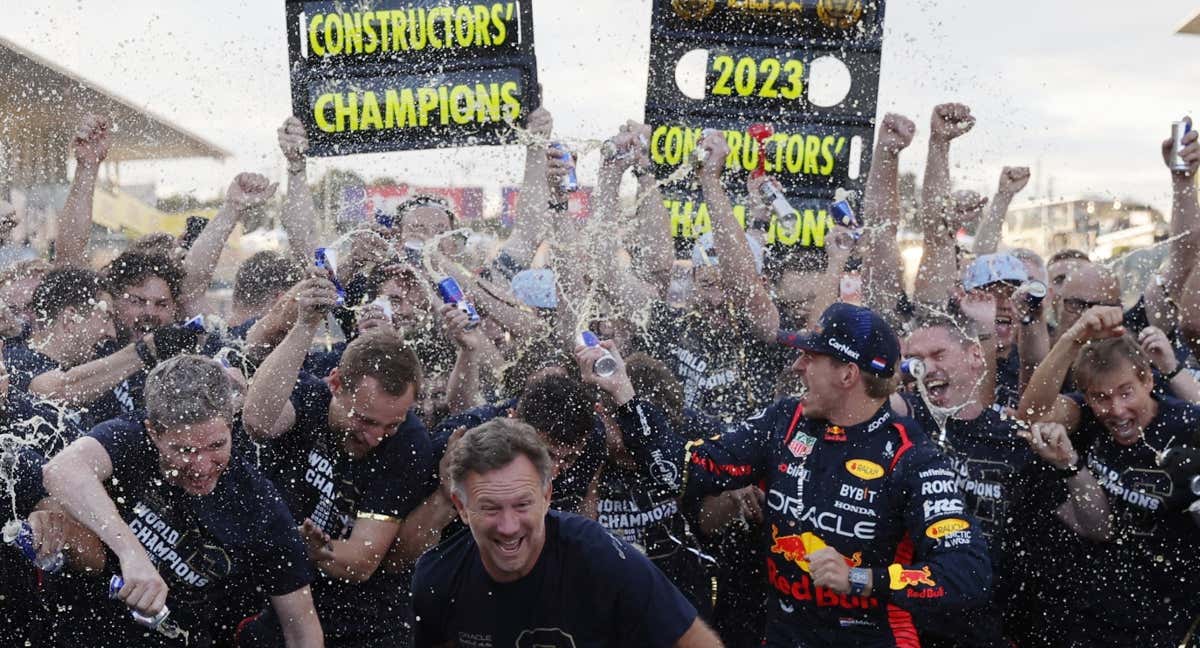 El equipo Red Bull celebra su sexto mundial de constructores en el GP de Japón 2023 de F1. /Reuters