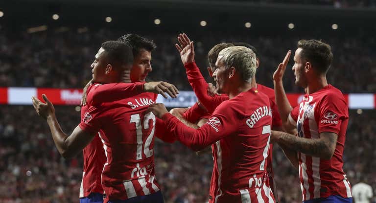 Lino y Griezmann felicitan al goleador de la noche, Álvaro Morata.
