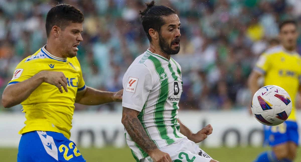 Isco protege la pelota ante Meré./EFE