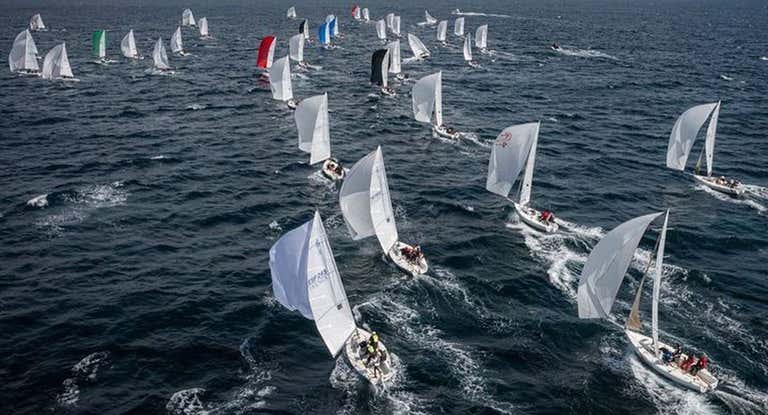 La flota del Mundial de J80 navega en las Rias Baixas.