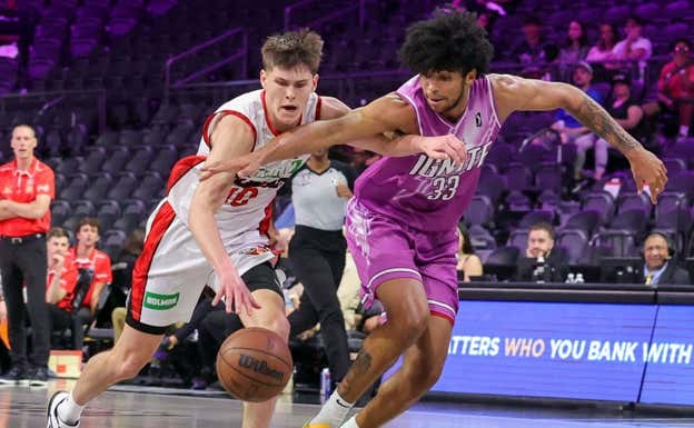 Izan Almansa durante un amistoso ante Perth. AFP