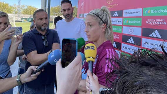 Alexia Putellas atiende a los medios de comunicación en la concentración de la Selección. /RELEVO | MAYCA JIMÉNEZ