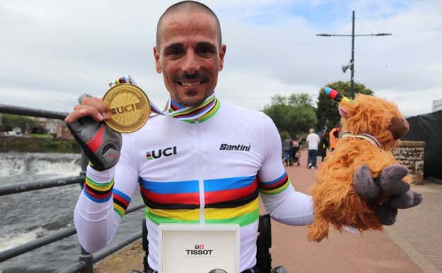 Sergio Garrote recién proclamado campeón del Mundo de contrarreloj H2.  CPE