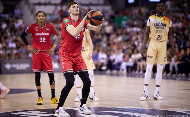 Kramer, durante su debut en ACB con el Covirán Granada.  FUNDACIÓNCBG/FERMÍN RODRÍGUEZ