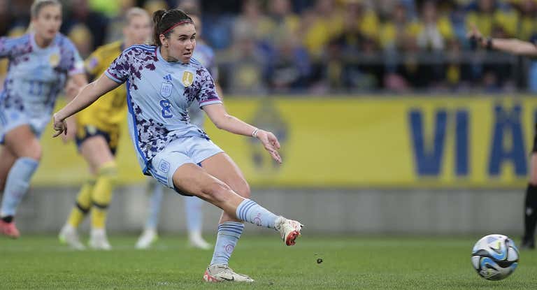 Mariona Caldentey tirando el penalti de la victoria.