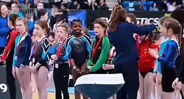 Simone Biles se suma al revuelo por el vídeo de una humillación racista a una niña gimnasta