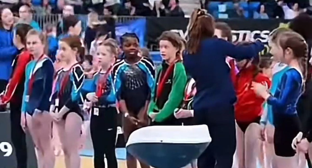 Momento en el que la niña se queda sin medalla.