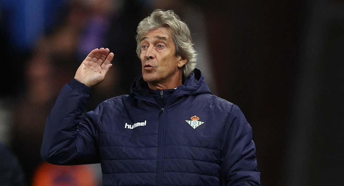 Manuel Pellegrini durante un partido del Betis./Reuters