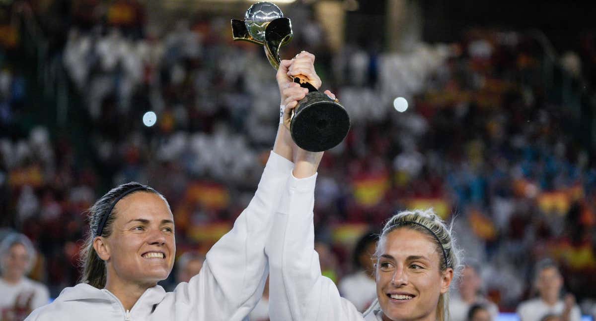 Irene Paredes y Alexia Putellas levantan el trofeo ante la afición en el Nuevo Arcángel. /EFE/ Rafa Alcaide