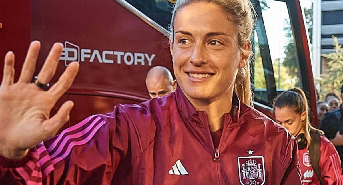 Alexia Putellas, jugadora de la Selección y actual Balón de Oro, saluda a los aficionados en Córdoba./RFEF