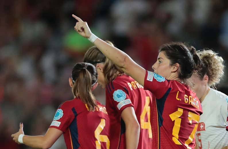 Una manita de compromiso y un festín de campeonas