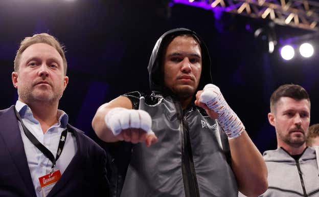 Moses Itauma deja ver su vendaje tras vencer a Marcel Bode por KO.  Reuters