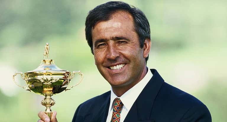 Seve Ballesteros posa con el trofeo de la Ryder ganado en 1997.