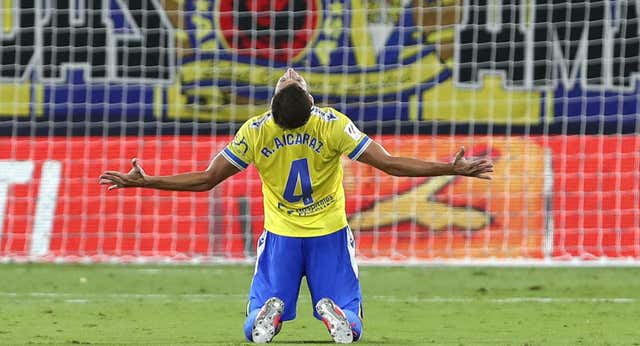 Este fue el Cádiz-Rayo Vallecano: seis remates y doce tarjetas