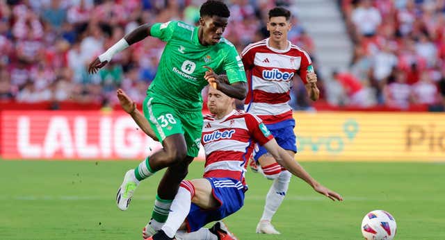 Ni el volcán Assane Diao alegra la vida al Betis ante el irreverente Bryan