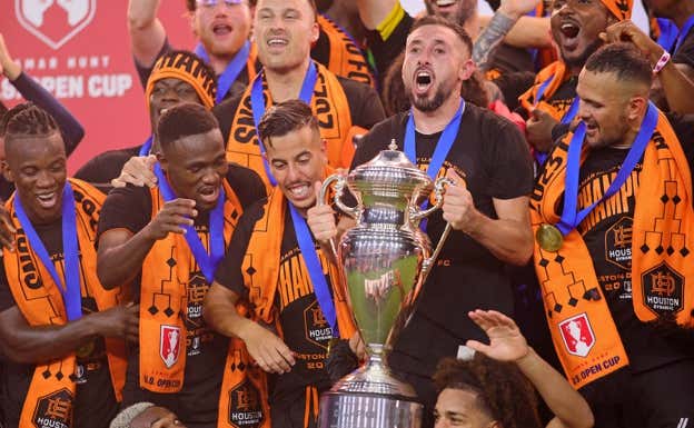 Héctor Herrera con la copa de campeón de la US Open Cup. AFP