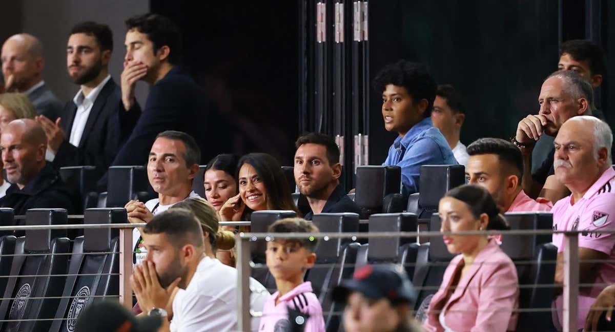 Leo Messi y Jordi Alba en el palco del DRV PNK Stadium de Florida./AFP