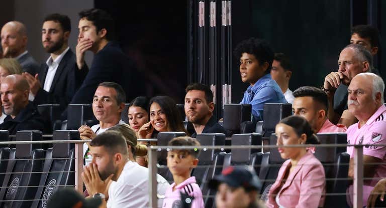 Leo Messi y Jordi Alba en el palco del DRV PNK Stadium de Florida.