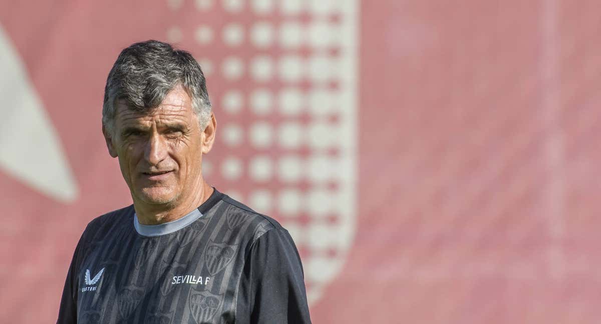 José Luis Mendilibar en un entrenamiento con el Sevilla./EFE