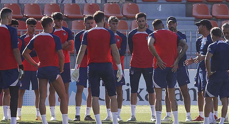 De frente y de izquierda a derecha: Salim, Gismera, Kostis, Marco Moreno, Adrián Niño, Gomís, Pablo Vercellone (preparador de porteros) y Diego Pablo Simeone.
