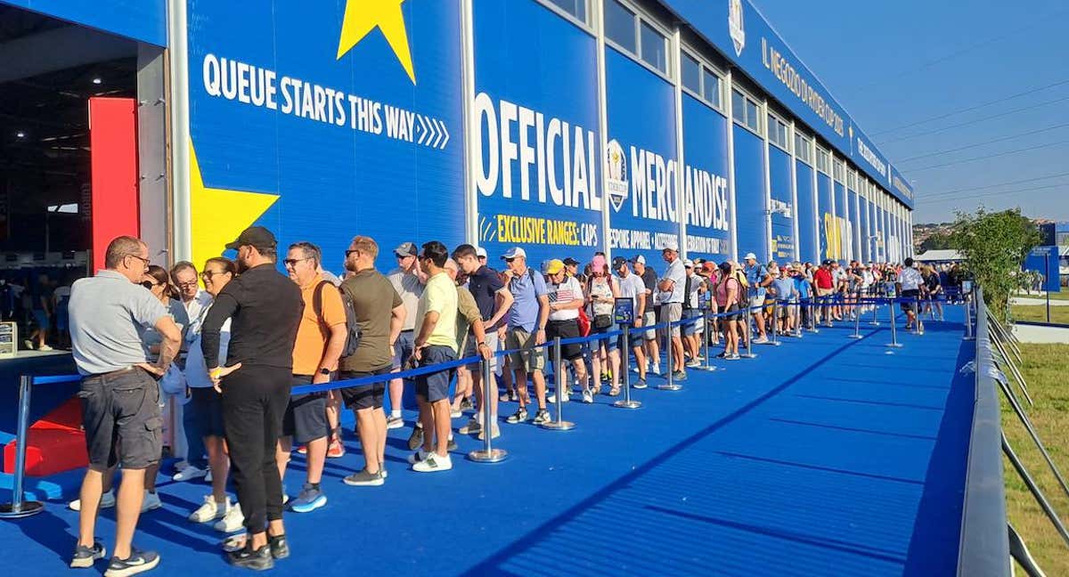 Centenares de personas en la cola minutos antes de que la tienda del Marco Simone abriese sus puertas. /RELEVO