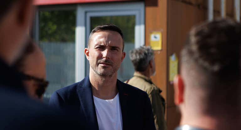 Pablo García Cuervo con algunos periodistas en la RFEF.