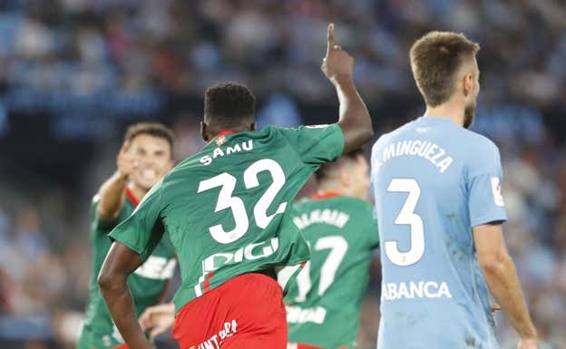 Samu Omorodion marcó ayer en Balaídos con el Alavés.  EFE