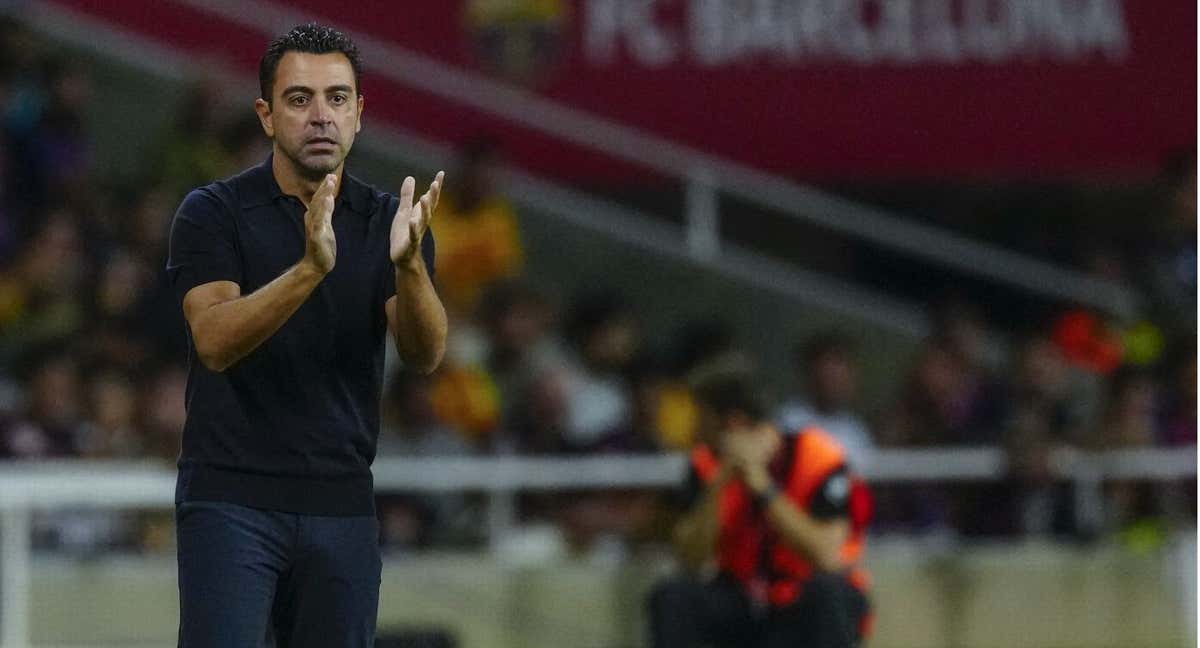 Xavi Hernández aplaudiendo durante el partido ante el Sevilla. /EFE