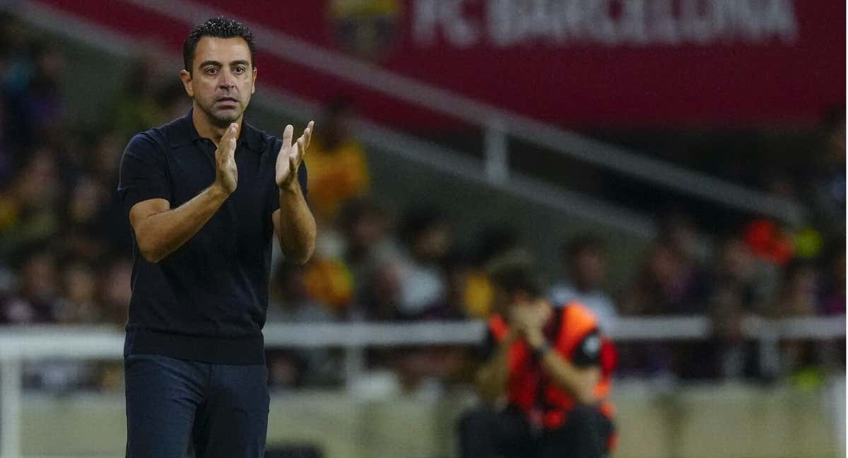 Xavi Hernández aplaudiendo durante el partido ante el Sevilla.