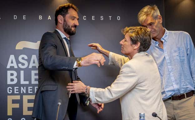 Jorge Garbajosa se abraza con Elisa Aguilar.  FEB